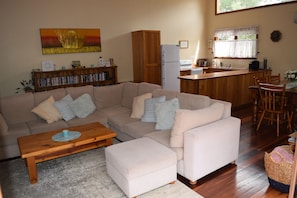 Smart TV, fireplace, DVD player, books - Bluebell Cottage set amongst the trees which attract many native birds. (Leura)