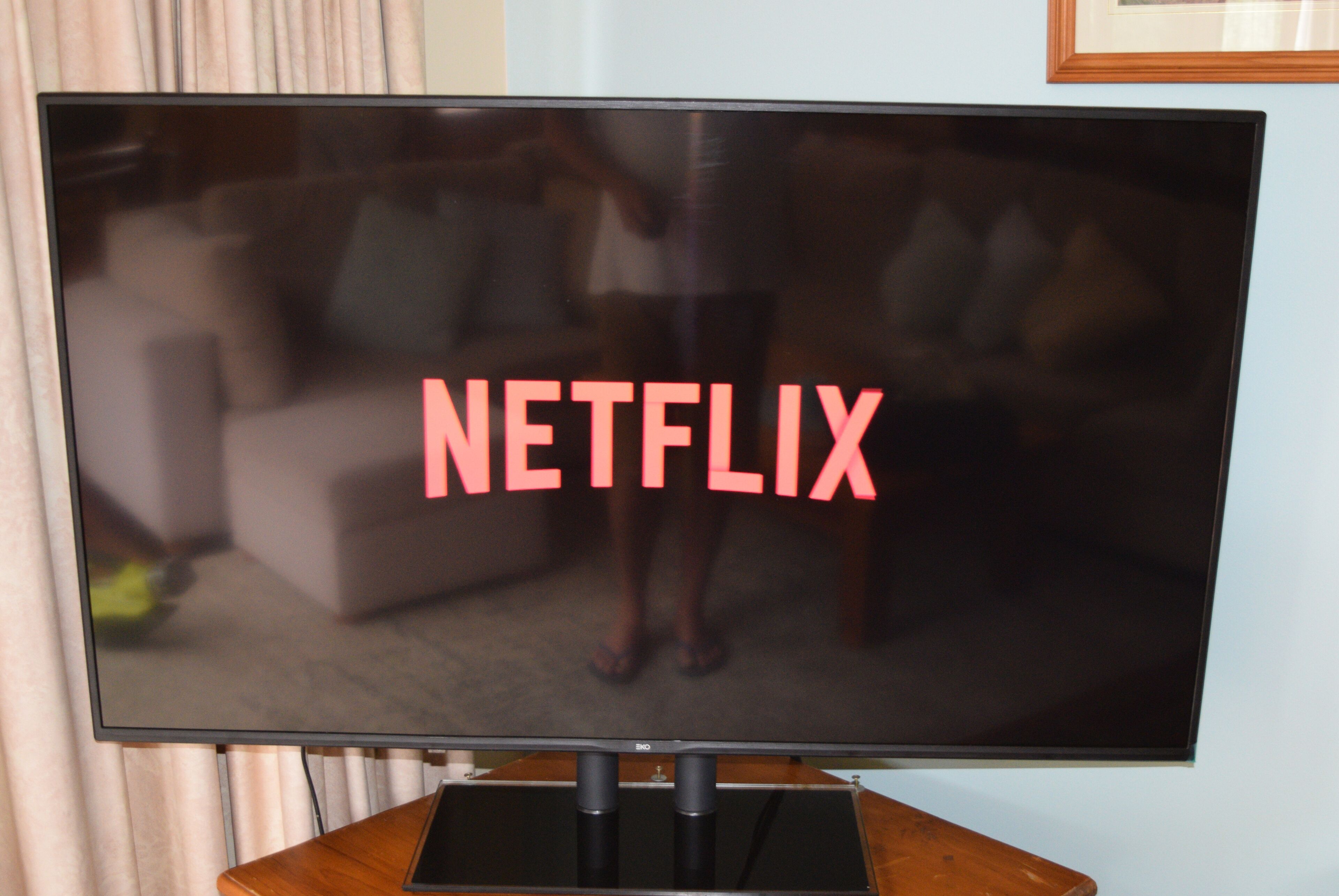 Ein Fernseher mit dem Netflix-Logo auf dem Bildschirm.