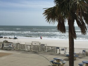 Sur la plage, chaise longue