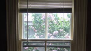 Ein Zimmer mit großem Fenster, einer Couch und einer Heizung.