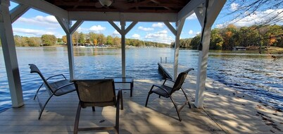 NUEVO Frente al hogar, en la tranquila ubicación privada de playa y muelle