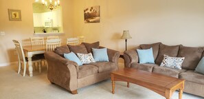 TV connectée, lecteur de DVD, jouets, livres