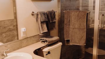 Bruser, hårtørrer, håndklæder, Toiletpapir