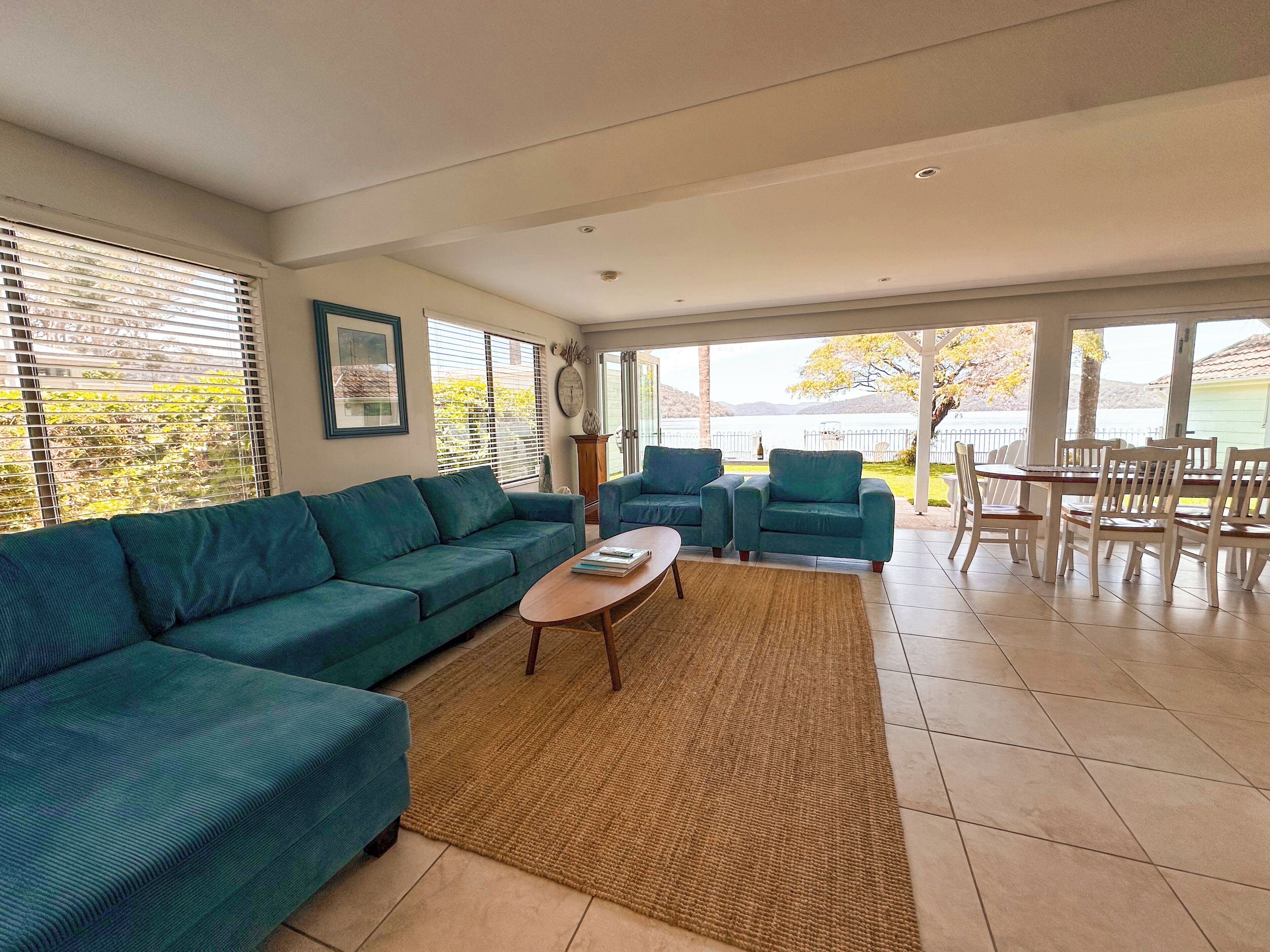 Smart-TV, DVD-Player, Bücher, Videothek