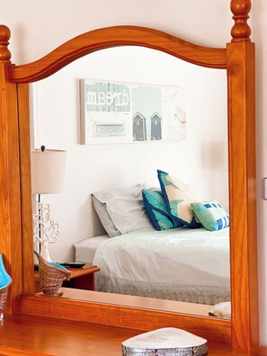 4 bedrooms, desk, iron/ironing board, travel cot - The Beachfront, Dangar Island (Dangar Island)