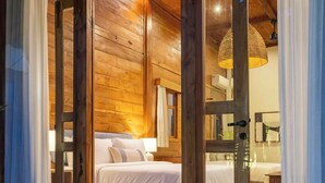 Una cabaña de madera con una cama y una pequeña mesa.