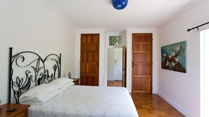 2 chambres, fer et planche à repasser, Wi-Fi gratuit, draps fournis