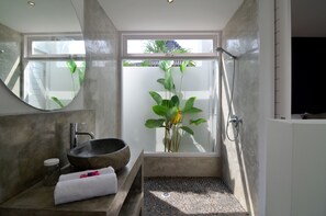 Bathtub, hair dryer, towels, soap - Design New 4 BR Villa and Pool Seminyak (Seminyak)