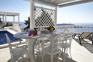 Outdoor dining - Breathtaking view, luxury, privacy, style and much more ! (Firostefani)