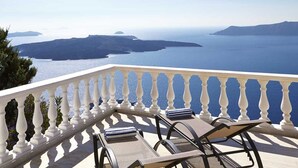 A balcony with a view of the sea and distant islands. - Breathtaking view, luxury, privacy, style and much more ! (Firostefani)