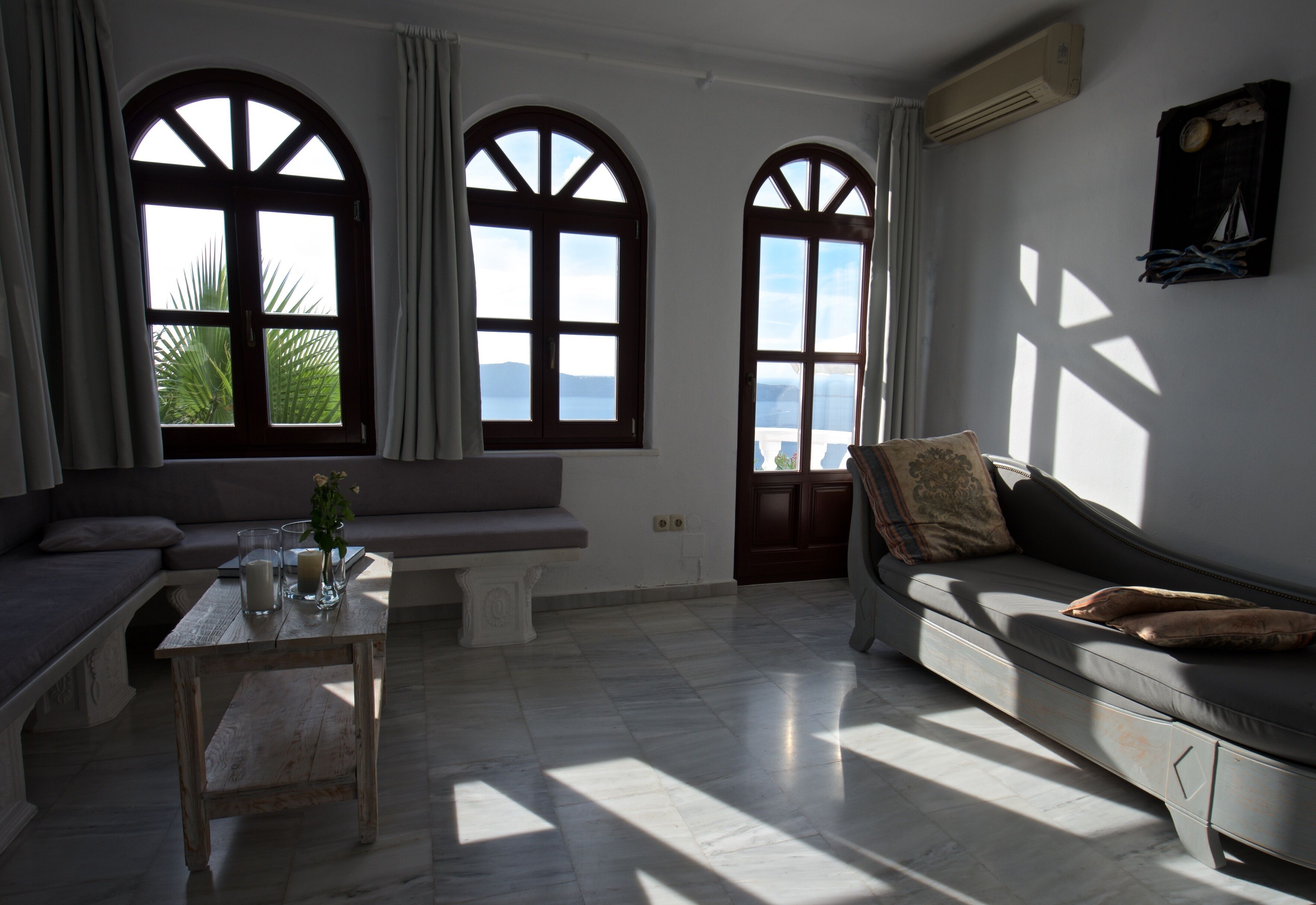 TV connectée, livres, médiathèque, chaîne hi-fi