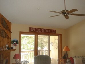 Smart-tv, een open haard, een dvd-speler en boeken