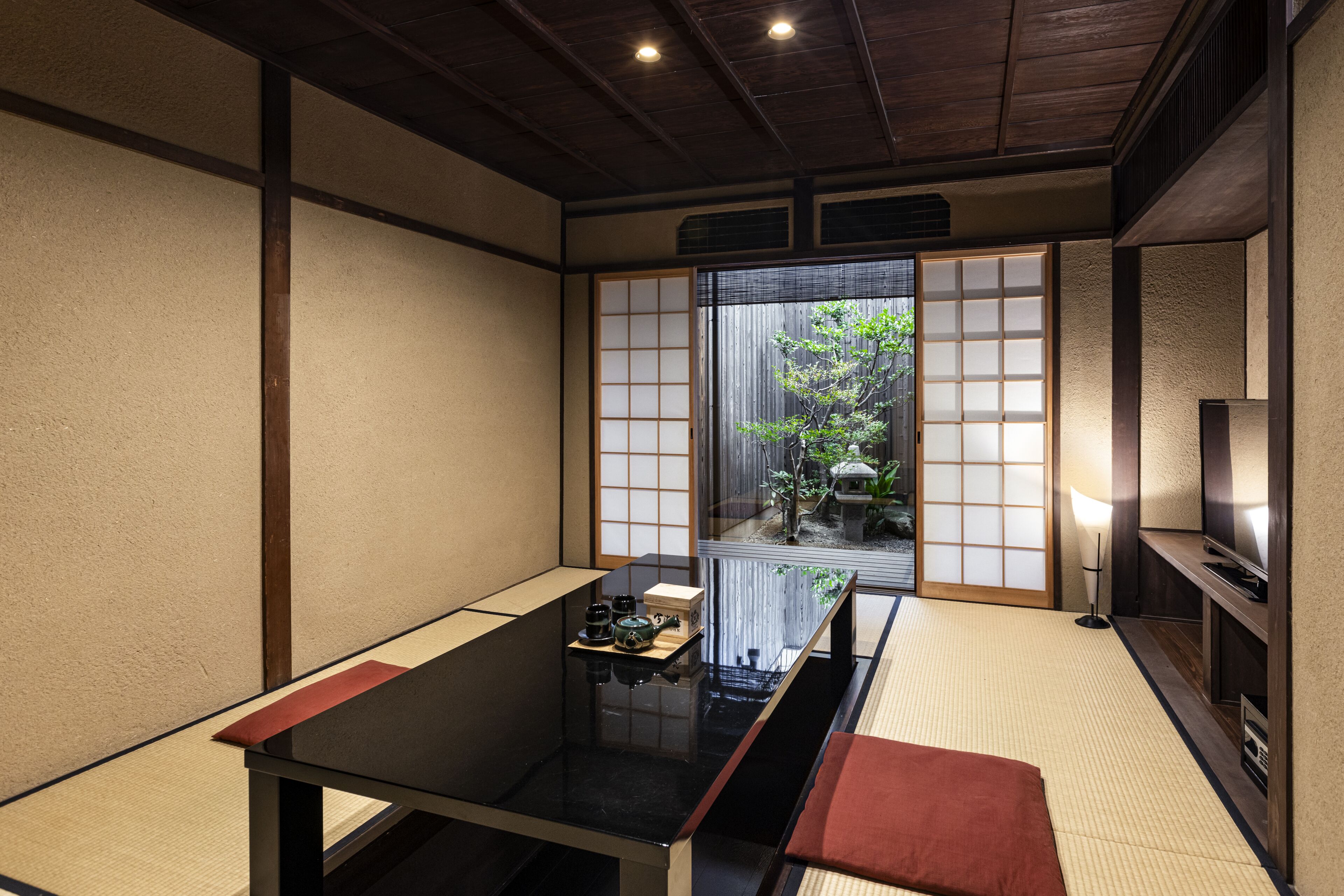 Een kluis op de kamer, een bureau, een strijkplank/strijkijzer