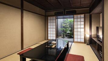 Safe på rommet, skrivebord, strykejern/-brett og wi-fi (inkludert)