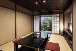 客房內保險箱、書桌、熨斗/熨衣板、免費無線上網