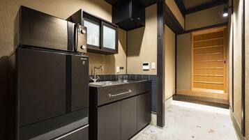 Kjøleskap, mikrobølgeovn, kokeplater og vannkoker