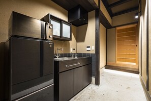 電冰箱、微波爐、爐台、電熱水壺