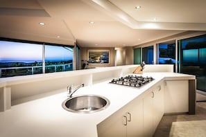 Microwave, oven, dishwasher, coffee/tea maker - Horizon House - Spacious space, ocean & bush views, peaceful, Margaret River (Margaret River)