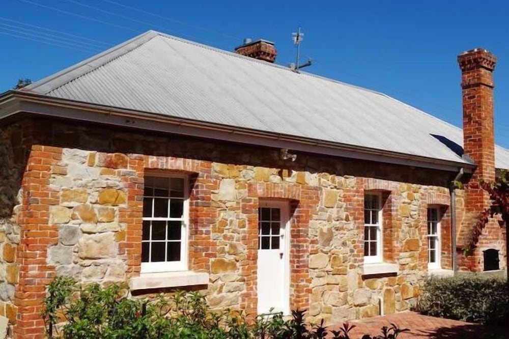 Tenterfield Accommodation’s“White Rose Cottage”