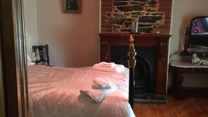 2 habitaciones, tabla de planchar con plancha, internet y ropa de cama