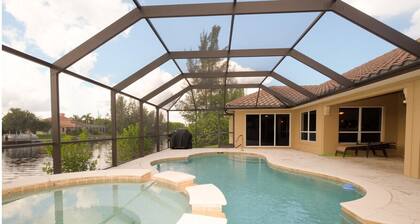 Waterfront Villa Cortona, accÚs Golfe, piscine chauffée / Spa, 4 chambres, 8 personnes