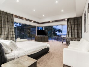 6 Schlafzimmer, Schreibtisch, Bügeleisen/Bügelbrett, Reisekinderbett