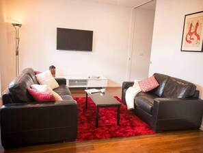 Smart TV, books - The Nook Studio Apartment (Kingsville)