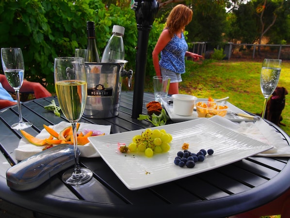 Outdoor dining - Murrami Farm - Pet friendly inside and an enclosed yard. (Robe)