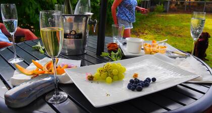 Murrami Farm - Pet friendly inside and an enclosed yard.