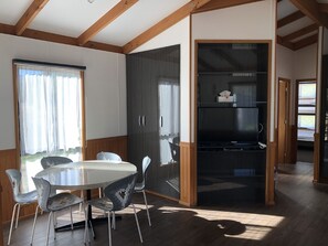 Mökki | Yksityinen keittiö | Täysikokoinen jääkaappi, mikroaaltouuni, liesi, vedenkeitin