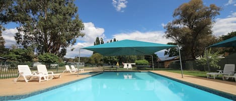 Piscine extérieure, chaises longues