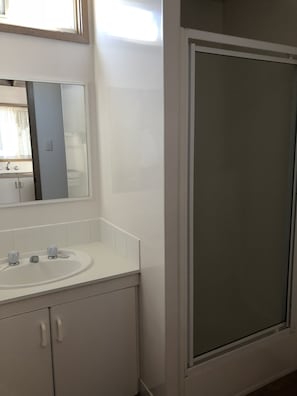 Doppelzimmer zur Einzelnutzung | Badezimmer | Dusche, Regendusche, kostenlose Toilettenartikel, Haartrockner