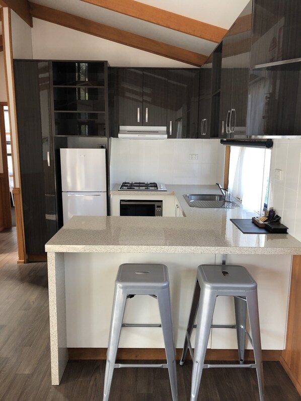 เคบิน | ครัวส่วนตัว | ตู้เย็นขนาดใหญ่, ไมโครเวฟ, เตาประกอบอาหาร, กาต้มน้ำไฟฟ้า