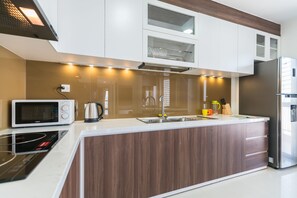 Fridge, cookware/dishes/utensils