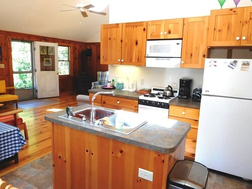 Sweet Cottage Condo, Great Location! (2080)