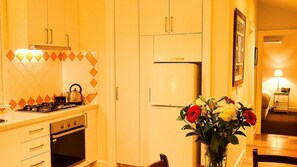 Réfrigérateur, four à micro-ondes, un four, surface de cuisson