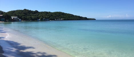 Ubicación cercana a la playa, tumbonas y toallas de playa