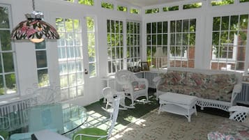 Smart TV, chimenea, reproductor de DVD y libros