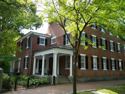 Historiallinen tiili liittovaltionkausi kartano Fabled Chestnut Street, Salem