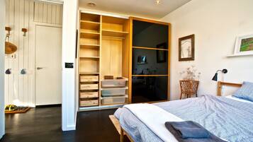 3 bedrooms, iron/ironing board, bed sheets