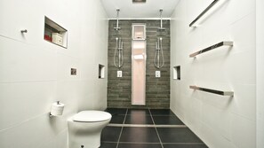 Douche, sèche-cheveux, serviettes fournies, papier toilette