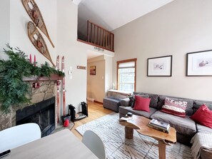 Smart-TV, peis, bøker og stereoanlegg