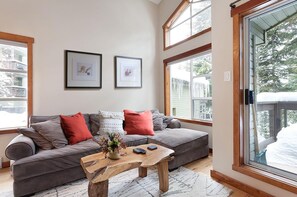 Smart-TV, peis, bøker og stereoanlegg