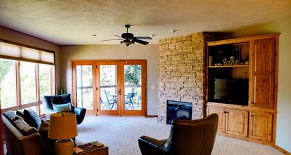 Tilava 3 sänky / 2 kylpyhuoneisto, joka on lähinnä Bridges Bayn mukavuuksia