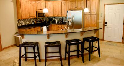 Tilava 3 sänky / 2 kylpyhuoneisto, joka on lähinnä Bridges Bayn mukavuuksia