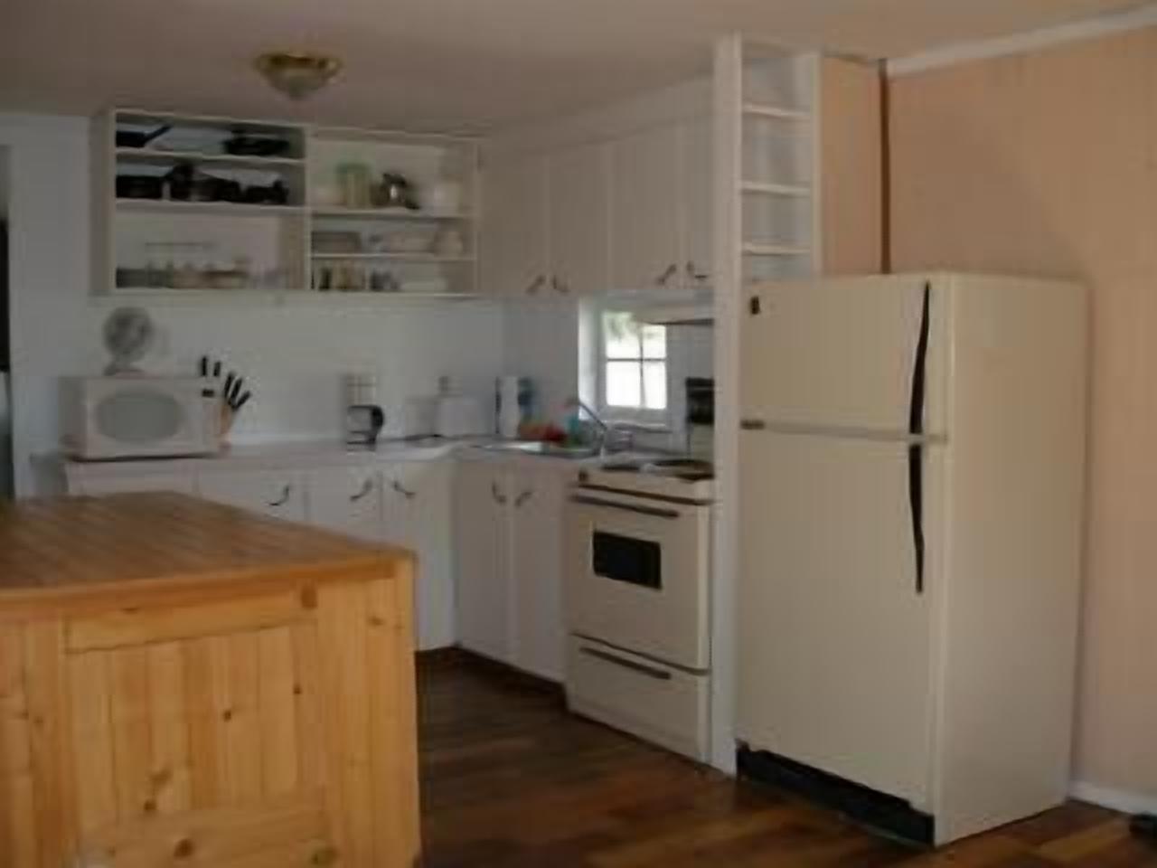 Cozy cottage with rustic charm, beach across the road