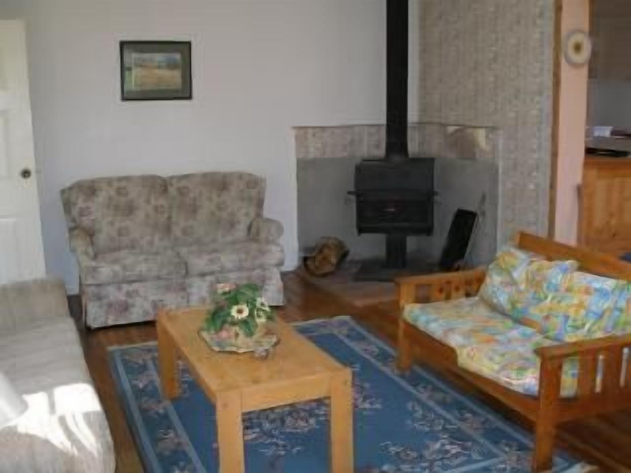 Cozy cottage with rustic charm, beach across the road