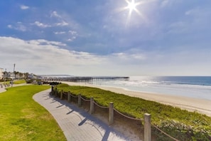 Sun-loungers, beach umbrellas, beach towels - New furniture and photos! Oceanfront+pool+parking (San Diego)