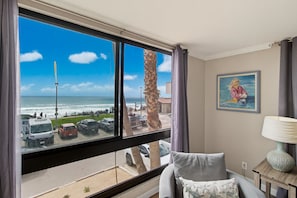 Interior - New furniture and photos! Oceanfront+pool+parking (San Diego)