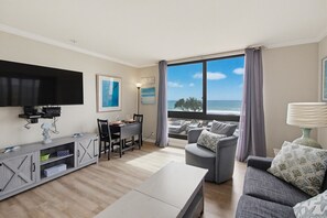 Living area - New furniture and photos! Oceanfront+pool+parking (San Diego)